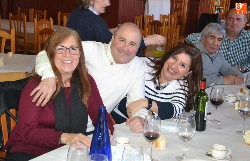 Foto 8 - Buena parte de los alumnos de los cursos de inform&aacute;tica se van de comida con su profesora  