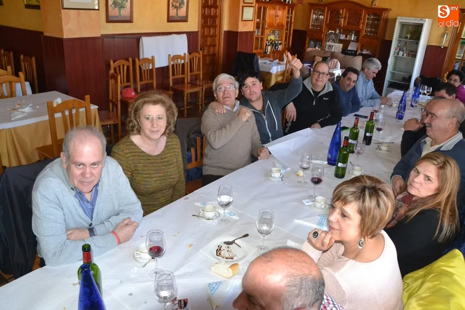 Foto 5 - Buena parte de los alumnos de los cursos de inform&aacute;tica se van de comida con su profesora  