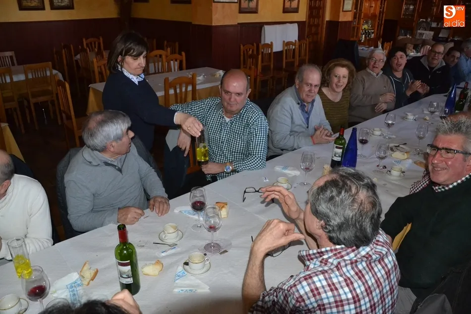 Foto 6 - Buena parte de los alumnos de los cursos de inform&aacute;tica se van de comida con su profesora  