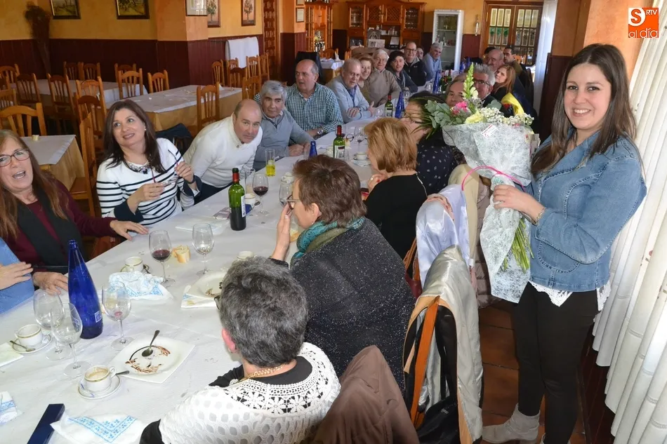 Foto 7 - Buena parte de los alumnos de los cursos de inform&aacute;tica se van de comida con su profesora  