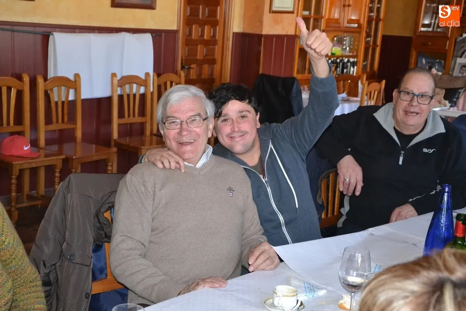 Foto 4 - Buena parte de los alumnos de los cursos de inform&aacute;tica se van de comida con su profesora  