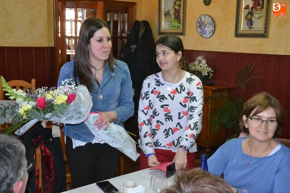 Foto 3 - Buena parte de los alumnos de los cursos de inform&aacute;tica se van de comida con su profesora  