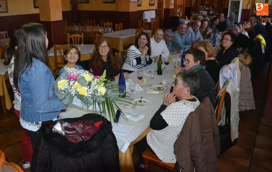 Foto 2 - Buena parte de los alumnos de los cursos de inform&aacute;tica se van de comida con su profesora  