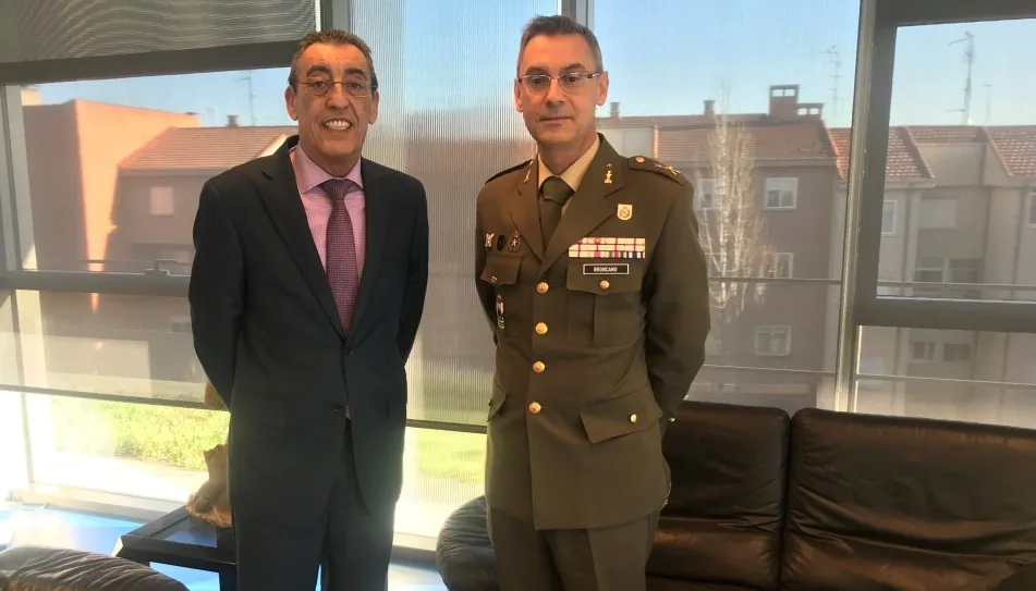 Foto 3 - El nuevo jefe del Mando de Ingenieros muestra su colaboraci&oacute;n a las autoridades