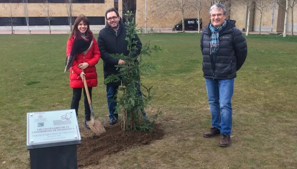 Ana Belén Ríos Hilario, vicerrectora de Estudiantes y Sostenibilidad; Julio Cordero González, director de la Oficina del VIII Centenario; y Fernando Rubio de la Iglesia, alcalde del municipio de Juzbado