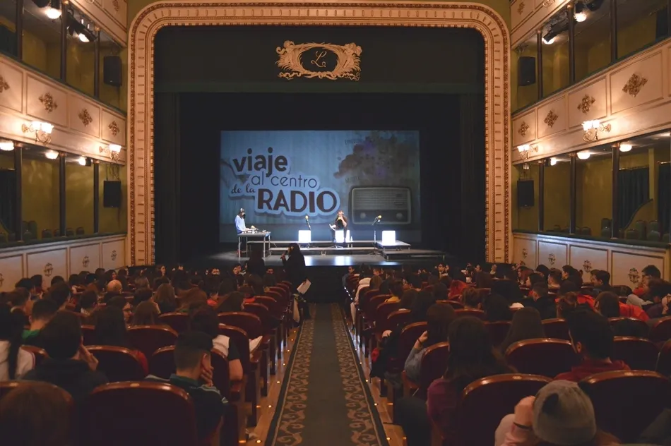 Foto 6 - M&aacute;s de 300&nbsp; j&oacute;venes de la ciudad disfrutan de un 'Viaje al centro de la radio' con la UPSA