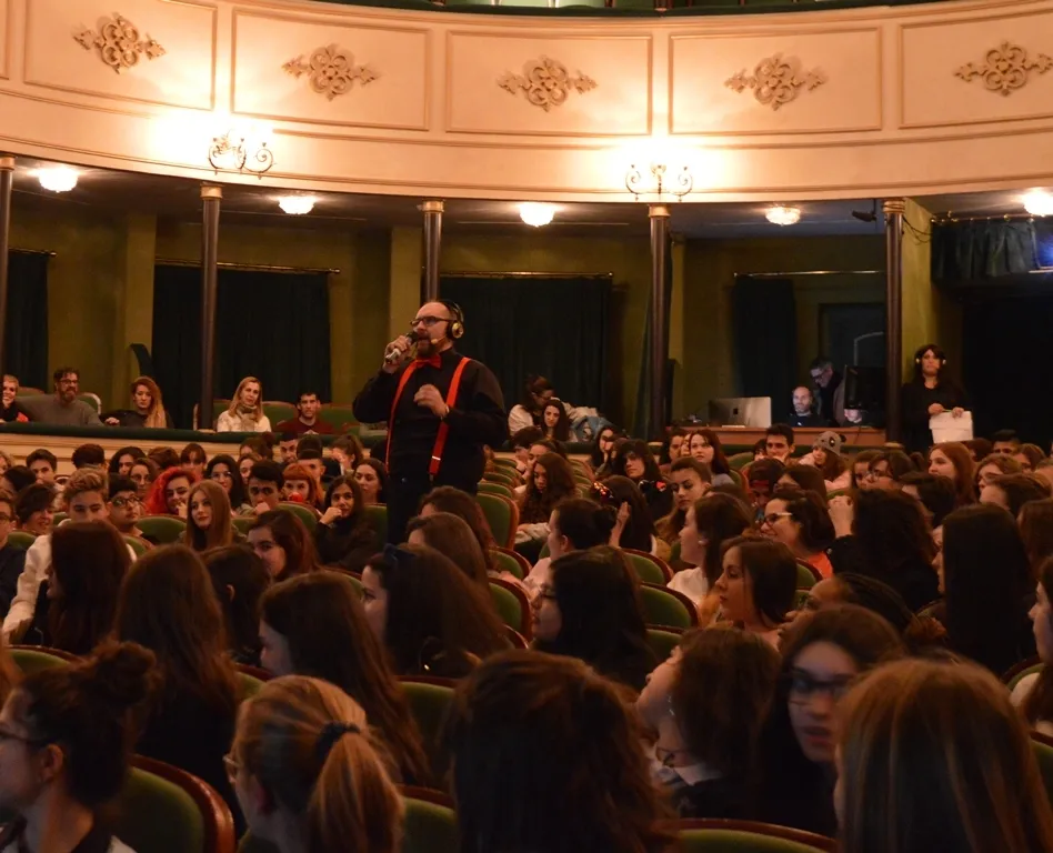 Foto 5 - M&aacute;s de 300&nbsp; j&oacute;venes de la ciudad disfrutan de un 'Viaje al centro de la radio' con la UPSA