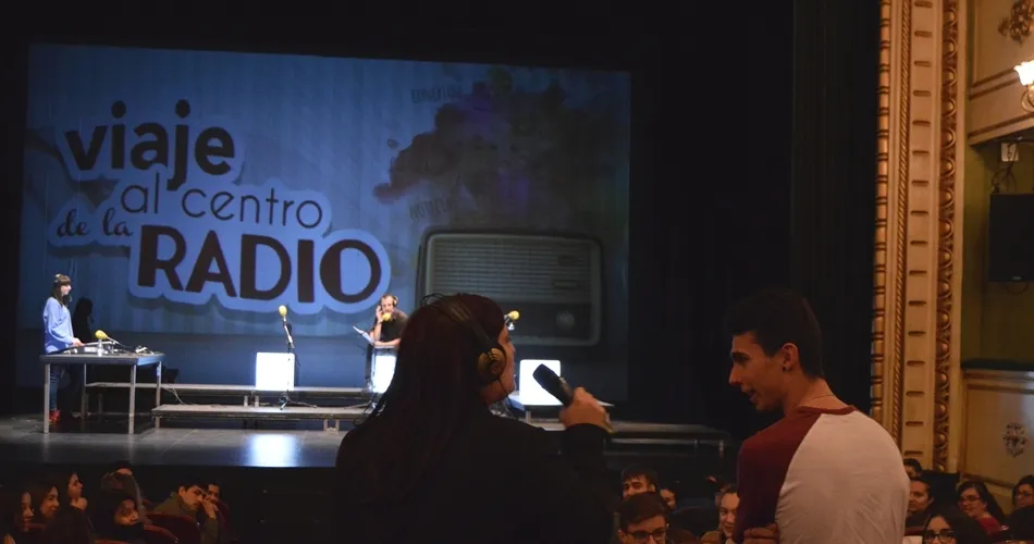 Foto 4 - M&aacute;s de 300&nbsp; j&oacute;venes de la ciudad disfrutan de un 'Viaje al centro de la radio' con la UPSA