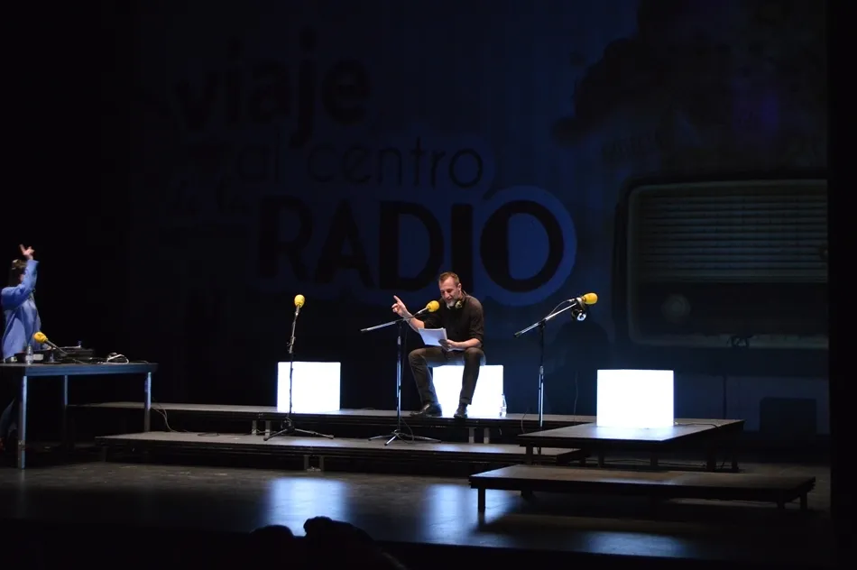 Foto 2 - M&aacute;s de 300&nbsp; j&oacute;venes de la ciudad disfrutan de un 'Viaje al centro de la radio' con la UPSA
