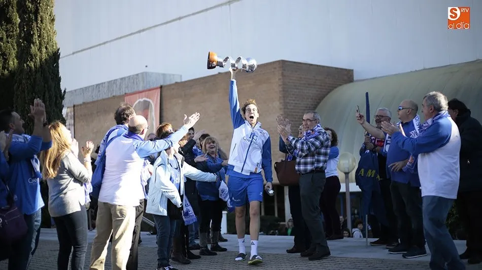 Laura Nicholls celebra el triunfo copero con la afición. Foto: Alejandro López