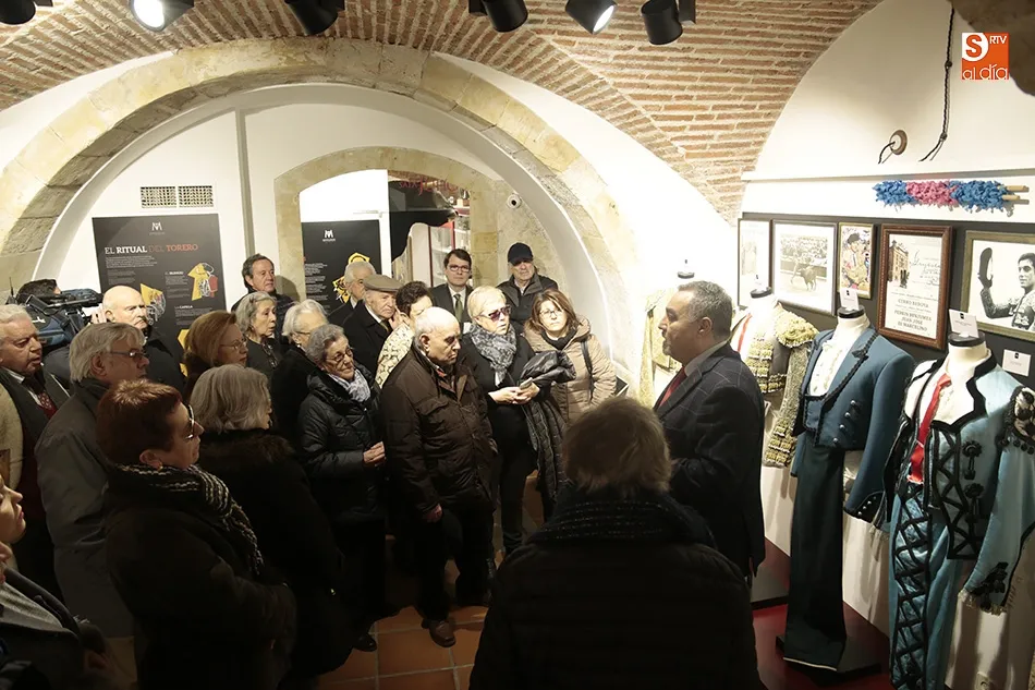 Foto 9 - Entra&ntilde;able encuentro del alcalde con la Asociaci&oacute;n de Alzheimer en el Museo Taurino
