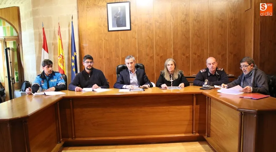 Los representantes municipales junto a los agentes de Policía