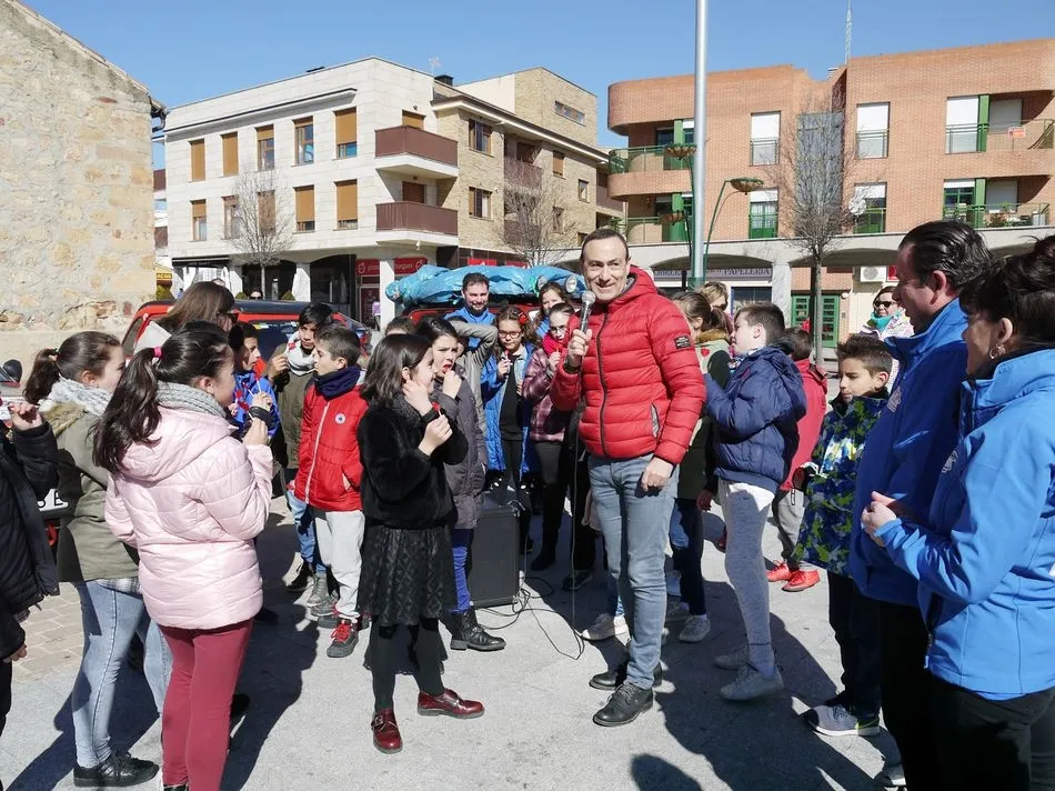 Foto 3 - El Rally sin Fronteras parte a Marruecos desde Carbajosa con juegos infantiles donados por el...