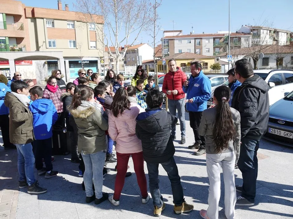 Foto 2 - El Rally sin Fronteras parte a Marruecos desde Carbajosa con juegos infantiles donados por el...