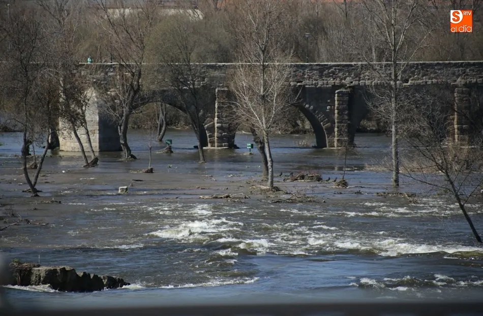 Foto 8 - El fuerte caudal del Tormes rompe la pesquera del puente romano  