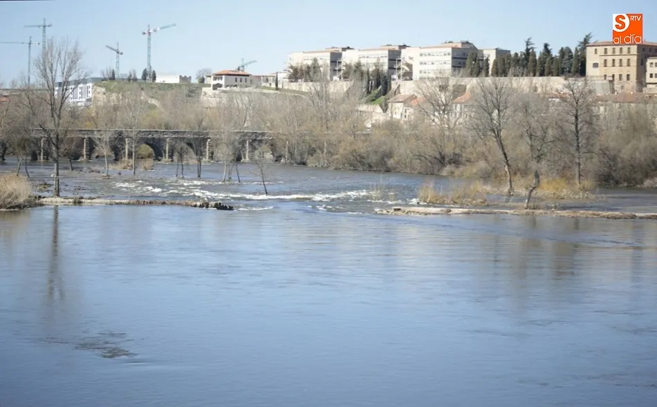 Foto 7 - El fuerte caudal del Tormes rompe la pesquera del puente romano  