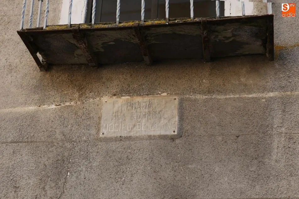 Foto 3 - Comprom&iacute;s pide al Ayuntamiento la retirada de la placa dedicada al general franquista Queipo de...
