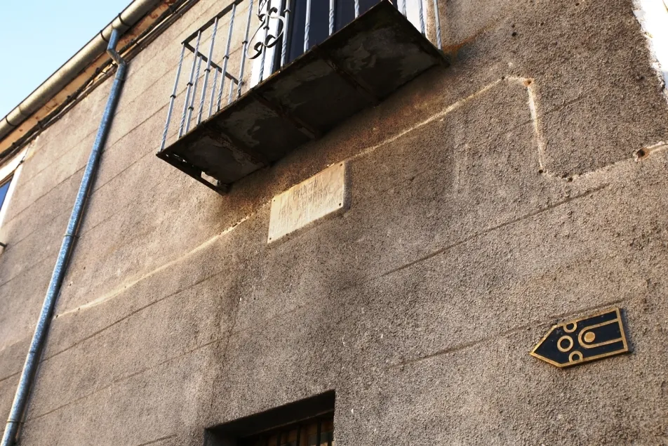 Foto 2 - Comprom&iacute;s pide al Ayuntamiento la retirada de la placa dedicada al general franquista Queipo de...