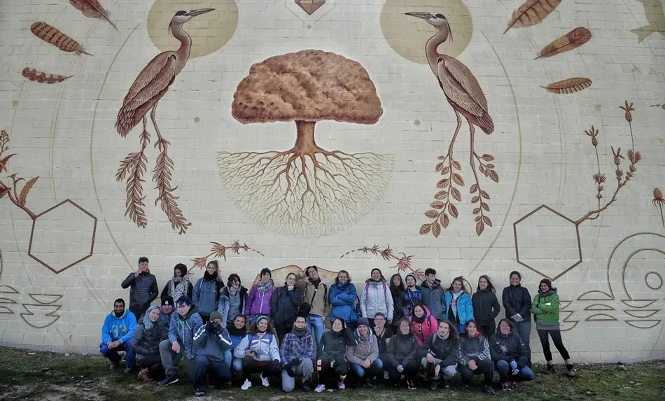 Los participantes en la plantación dentro de la Semana Verde de la Usal, junto al mural Libro Abierto de Juzbado