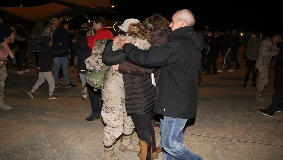 Foto 2 - Emocionante regreso de m&aacute;s de 70 militares salmantinos, tras seis meses en Irak