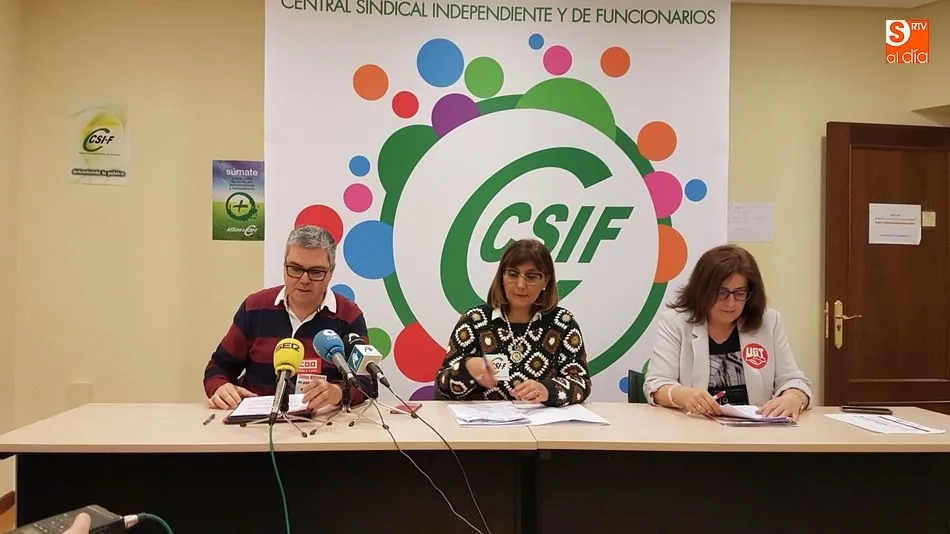 Juan Francisco Rivas, de CCOO; María José Verdugo, de CSIF y Teresa Rodríguez, de UGT