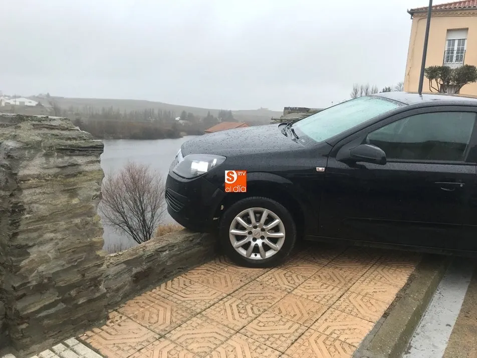 Foto 5 - A punto de despe&ntilde;arse un turismo desde el mirador de la Bas&iacute;lica de Alba de Tormes