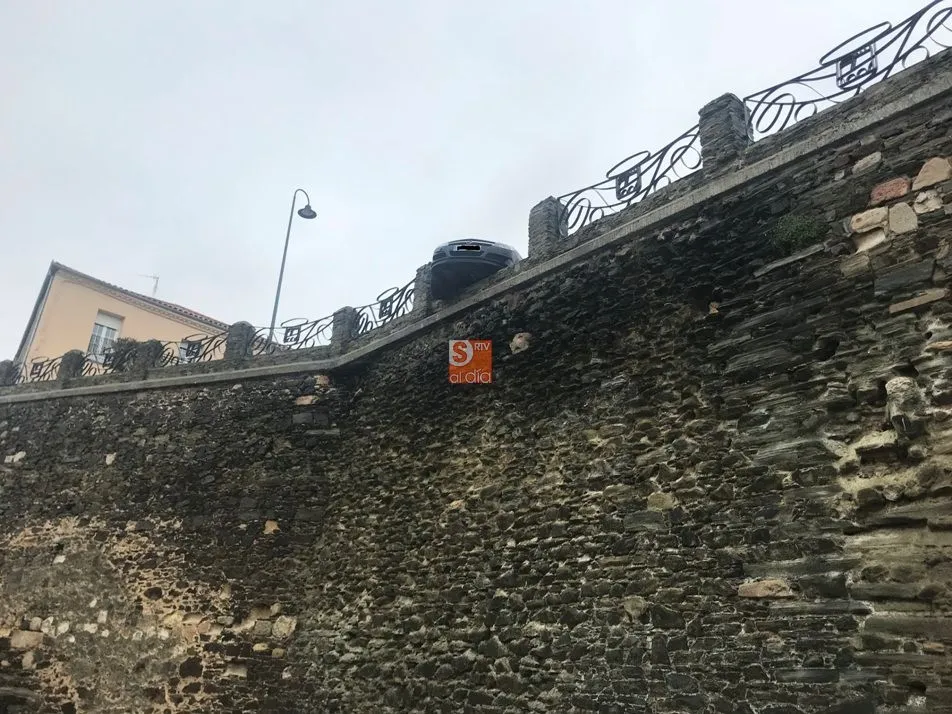 Foto 10 - A punto de despe&ntilde;arse un turismo desde el mirador de la Bas&iacute;lica de Alba de Tormes