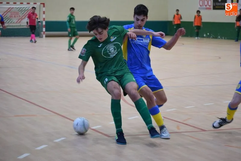 Carlos aguanta el balón ante la presión de un rival