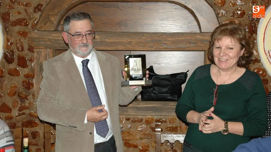 En su despedida, José Manuel Guarido, recibió una placa con la figura de la torre de la iglesia de Vitigudino / FOTOS. SILVESTRE