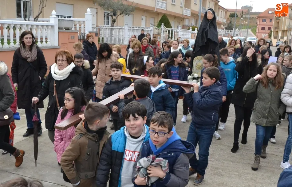 El Viacrucis de los niños recorre las calles incorporando su propia imagen de La Dolorosa  
