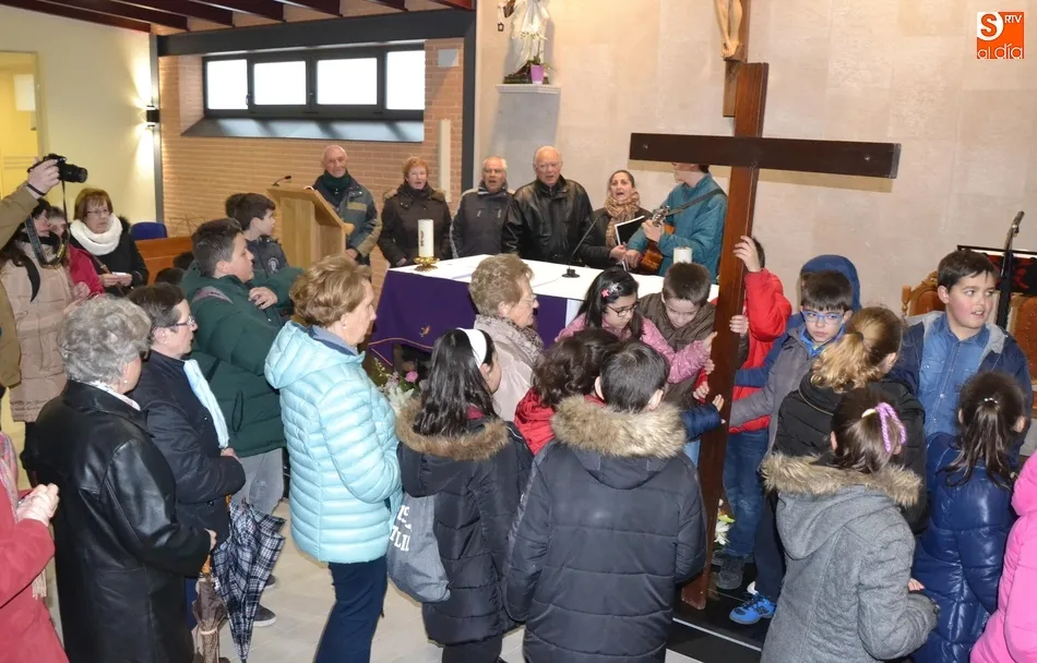 Foto 7 - El Viacrucis de los ni&ntilde;os recorre las calles incorporando su propia imagen de La Dolorosa  