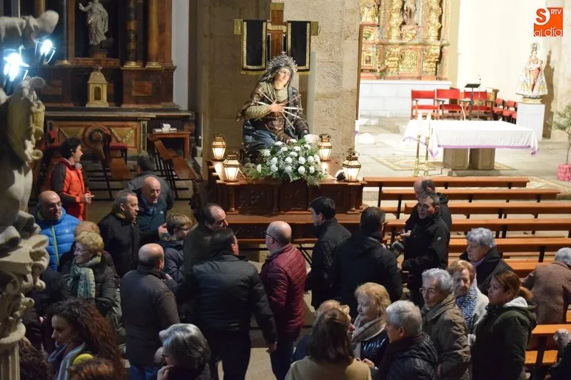 Foto 8 - La lluvia no impide la procesi&oacute;n del V&iacute;a Crucis