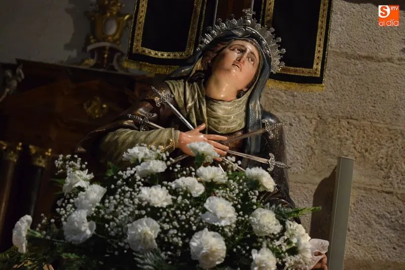 Foto 6 - La lluvia no impide la procesi&oacute;n del V&iacute;a Crucis