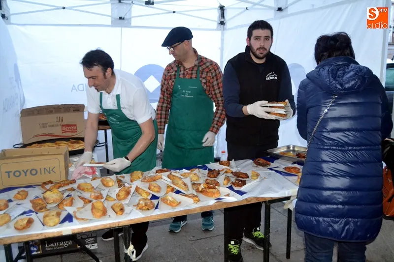 Foto 5 - Multitudinaria solidaridad y 700 torrijas superan las previsiones de la exitosa II Torriajada...