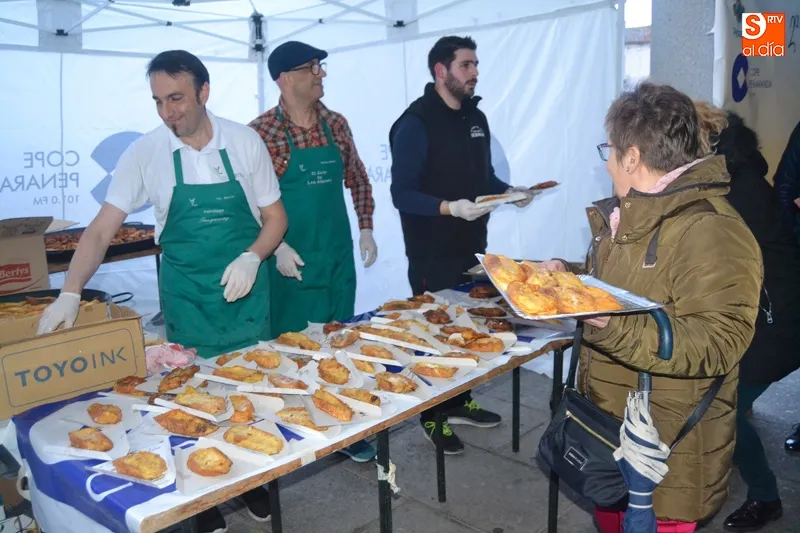 Foto 4 - Multitudinaria solidaridad y 700 torrijas superan las previsiones de la exitosa II Torriajada...