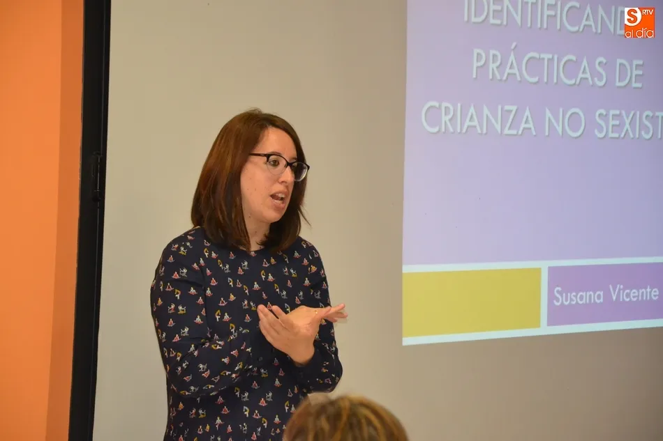 Foto 4 - La Escuela de Padres y Madres trata la igualdad de la mano de Susana Vicente Andueza  