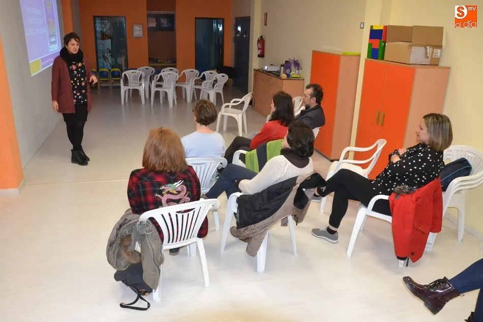 Foto 2 - La Escuela de Padres y Madres trata la igualdad de la mano de Susana Vicente Andueza  