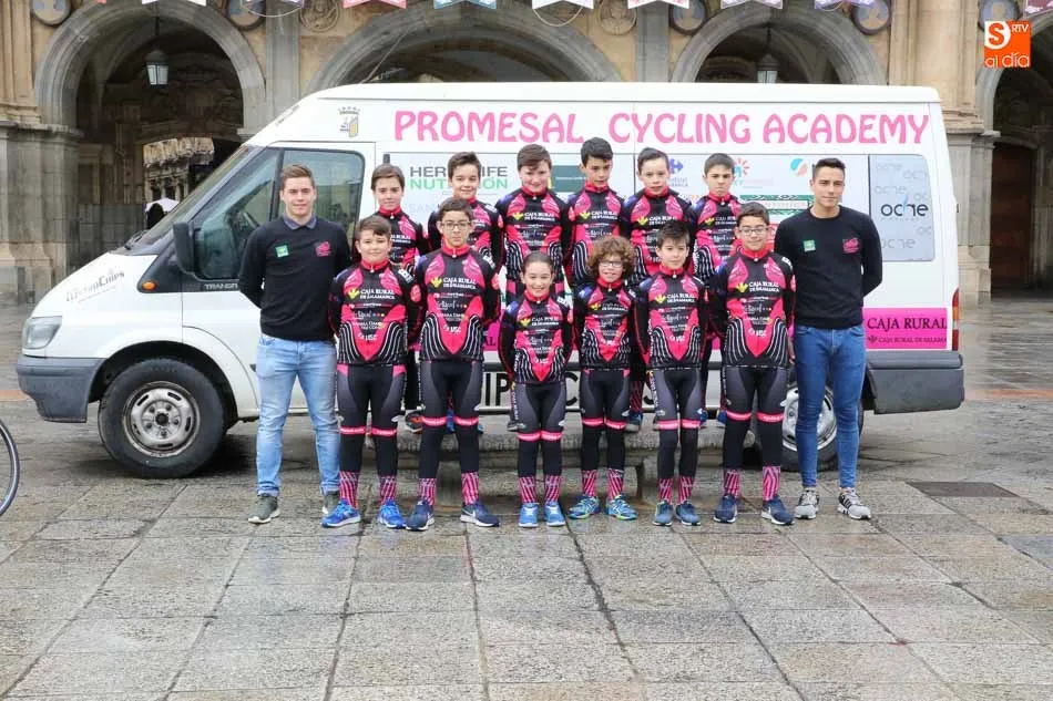 Foto 11 - La Escuela Promesal se pone de largo para la nueva temporada en la Plaza Mayor
