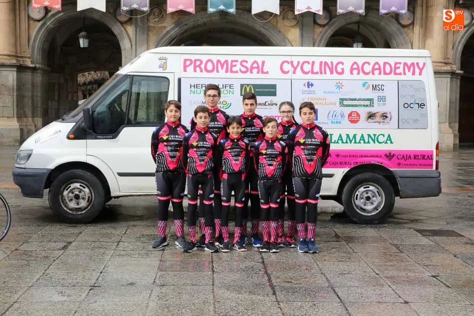 Foto 10 - La Escuela Promesal se pone de largo para la nueva temporada en la Plaza Mayor