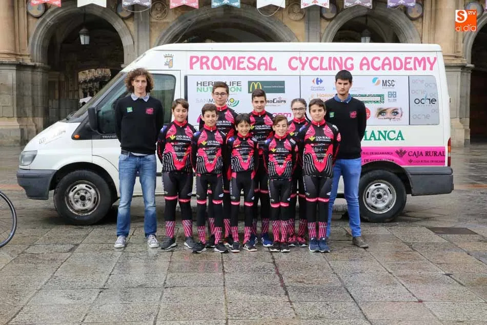 Foto 9 - La Escuela Promesal se pone de largo para la nueva temporada en la Plaza Mayor