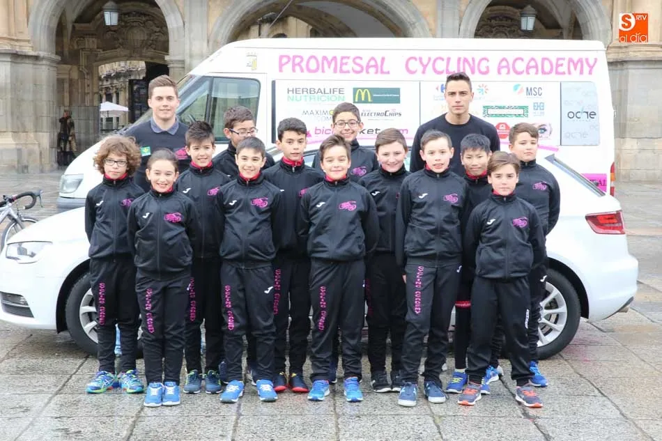 Foto 3 - La Escuela Promesal se pone de largo para la nueva temporada en la Plaza Mayor