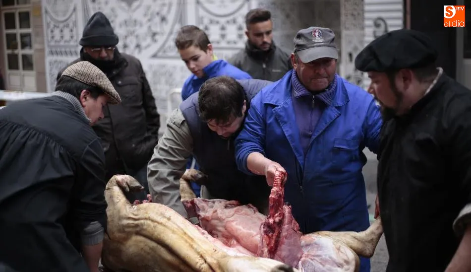 Los organizadores explicaron a los asistentes las distintas partes del cerdo. Foto de Alejandro López