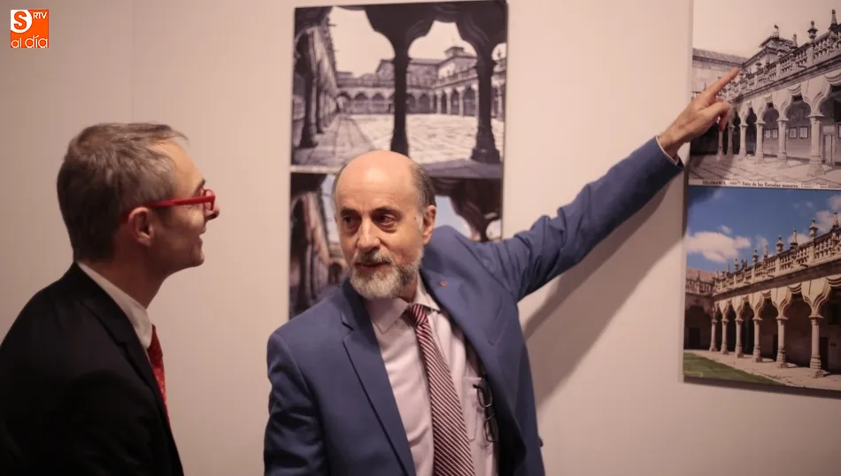 El fotógrafo Vicente Sierra Puparelli mostrando una de sus obras al rector de la Universidad de Salamanca, Ricardo Rivero. Foto de Alejandro López
