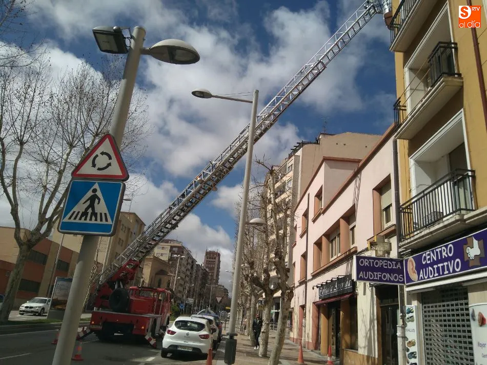 Foto 7 - El viento desprende tejas de un edificio de la avenida de Portugal