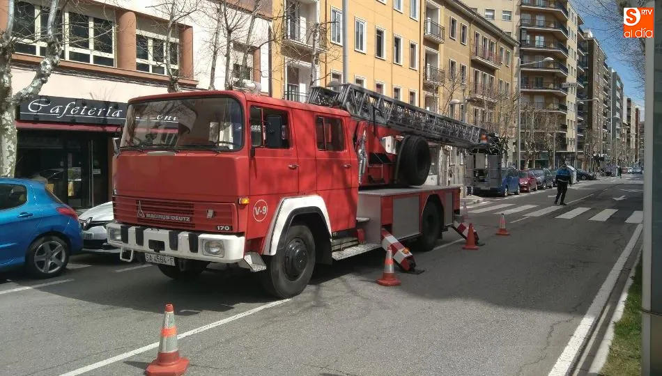 Foto 6 - El viento desprende tejas de un edificio de la avenida de Portugal