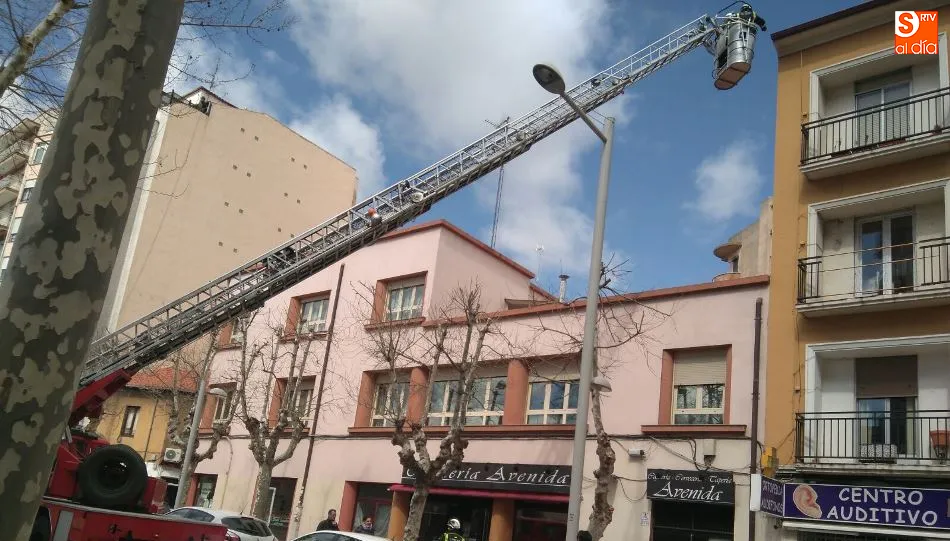 Foto 5 - El viento desprende tejas de un edificio de la avenida de Portugal
