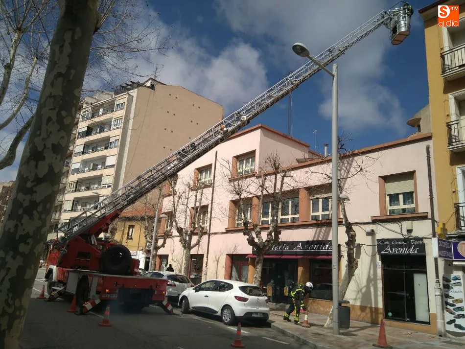 Foto 4 - El viento desprende tejas de un edificio de la avenida de Portugal