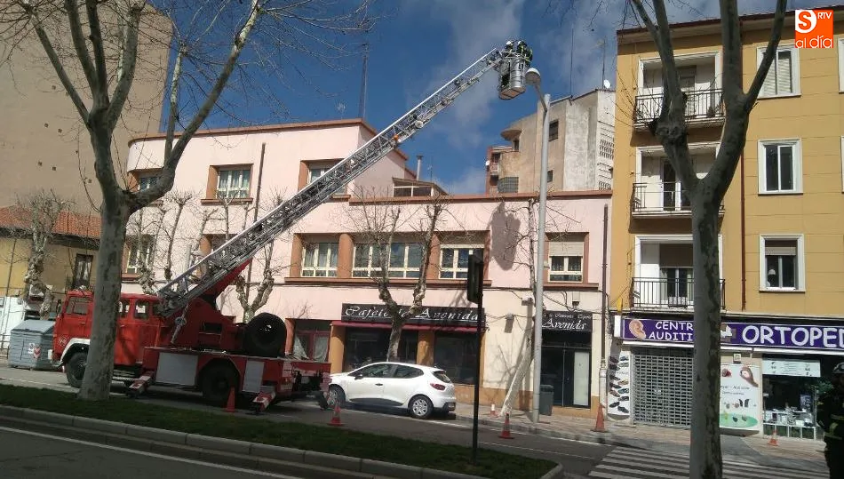 Foto 3 - El viento desprende tejas de un edificio de la avenida de Portugal