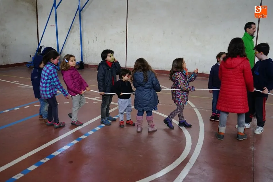 Foto 9 - M&aacute;s de medio centenar de personas acuden al II Encuentro en Defensa de la Escuela Rural