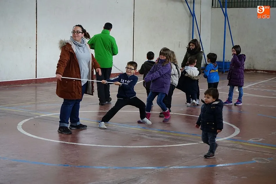 Foto 6 - M&aacute;s de medio centenar de personas acuden al II Encuentro en Defensa de la Escuela Rural
